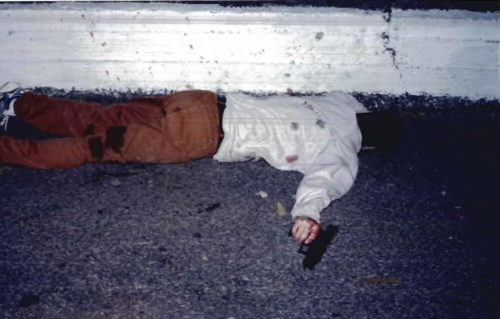 El cuerpo de Douglas Arauz con la pistola en la mano, la misma con la que fue ejecutado. (Foto: MP)
