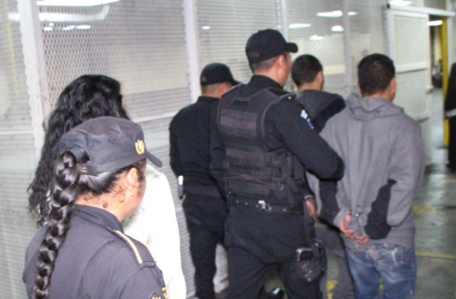 Las personas fueron detenidas en la zona 11 capitalina. (Foto: PNC) 