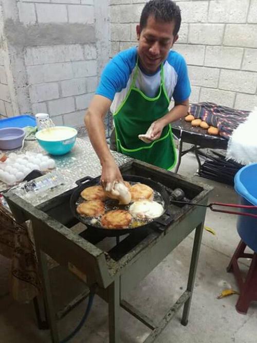Quinteros ha logrado pagar sus estudios gracias a la venta de sus refacciones, tamales, paches y molletes. (Foto: Ezequiel Quinteros)