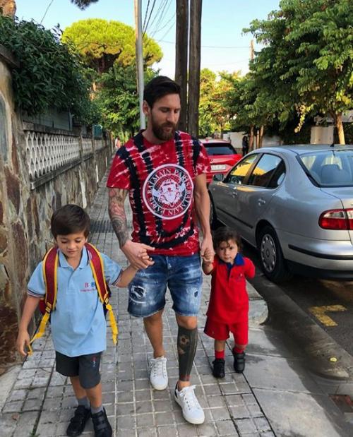 Así regresaron los hijos de Messi al colegio. (Foto: captura de pantalla) 