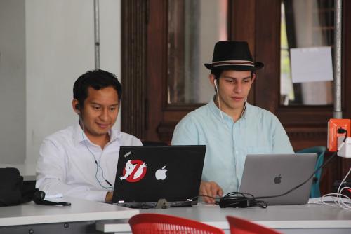 Diego López y Javier Santacruz (derecha), emprendedores que encontraron una opción económica de tener una oficina haciendo coworking. (Foto: Fredy Hernández/Soy502)