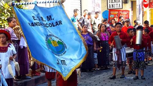 Con orgullo caminaron por las calles con el escudo de la Escuela Oficial Xechivoy JM.  (Foto: Juanito Damian)