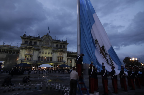 Momento en que la bandera de Guatemala es izada. (Foto: Alejandro Balán/Soy502) 