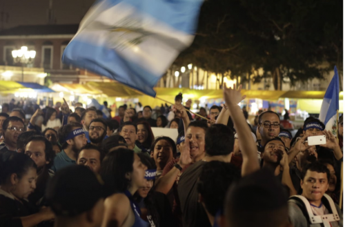Un grupo de personas manifestaron en la plaza de la Constitución protestó durante el discurso del Presidente Jimmy Morales. (Foto: Alejandro Balán/Soy502) 
