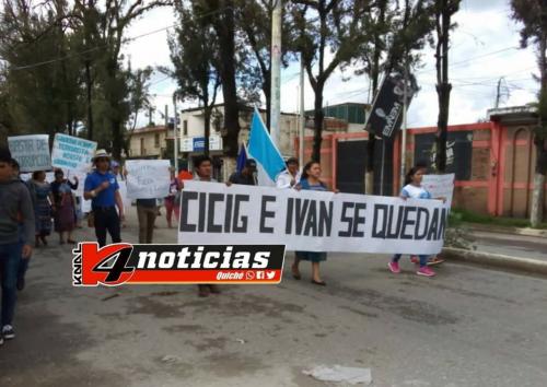 Los manifestantes de Quiché recorrieron las calles por donde suele pasar el desfile. (Foto: Knal 4 Quiché)