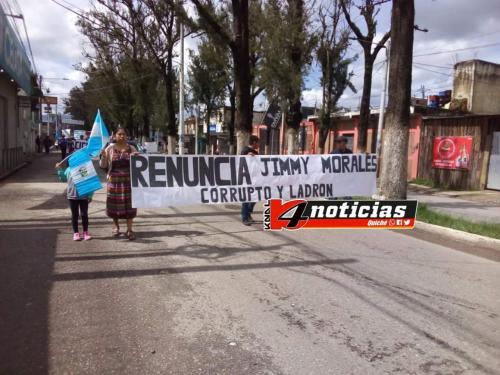 "Renuncia Jimmy Morales. Corrupto y ladrón", se lee en una manta en Quiché. (Foto: Knal 4 Quiché)