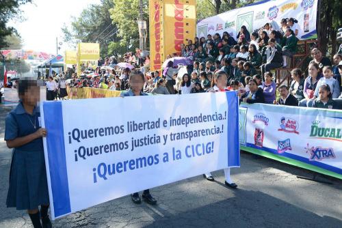 Estudiantes desfilan en Xela para las fiestas de Independencia con pancartas de protesta, exigiendo permanencia de CICIG. (Foto cortesía Nuestro Diario)