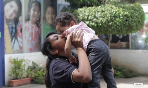Cristal Guzmán carga a Letty, la bebé institucionalizada que su familia aceptó cuidar para evitar que vaya a un hogar seguro. (Foto: Alejandro Balán/Soy502)