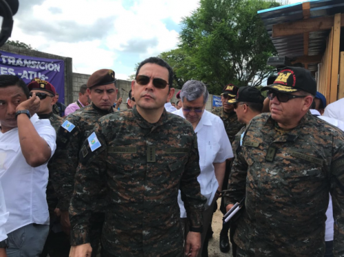 El presidente Jimmy Morales apareció vestido de militar el 30 de julio del año pasado. (Foto: Emisoras Unidas)