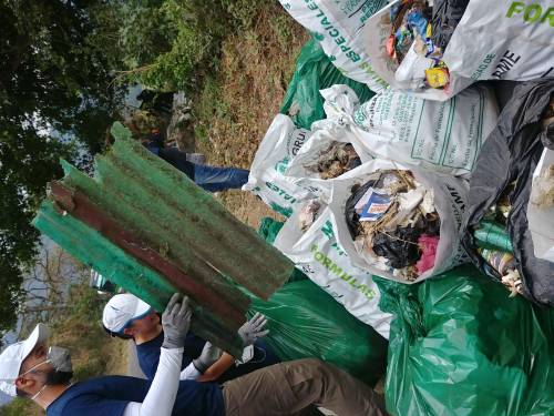 Más de 30 colaboradores cambiaron su oficina por un día en las cercanías del lago de Amatitlán con el fin de limpiarlo y recolectar desechos en los alrededores del lago. (Foto: cortesía Bayer)