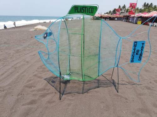 Estos son los recipientes para plástico que los estudiantes repartieron en la playa de Monterrico. (Foto: Municipalidad de Taxisco) 
