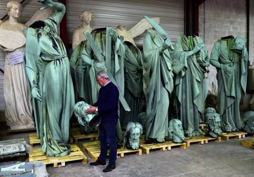 Patrick Palem, experto en restauración, sostiene la cabeza de una de las estatuas que formaban parte de Notre Dame y que se quitaron para su restauración. (Foto: AFP/El País)