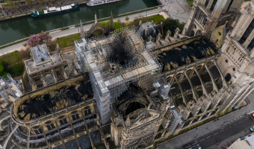 El fuego derritió grandes cantidades de plomo de la catedral. (Foto: Gigarama)