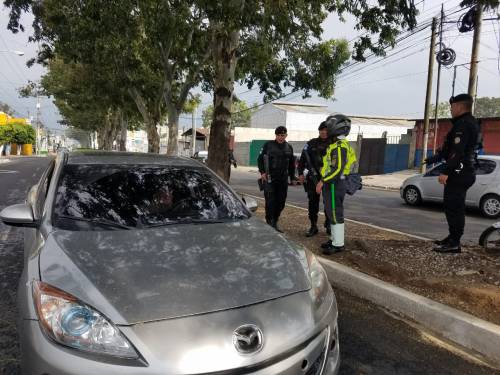 Agentes de la PNC llegaron a auxiliar a la PMT, para movilizar el vehículo de un hombre que se quedó dormido al volante. (Foto: Jessica Gramajo/Soy502)