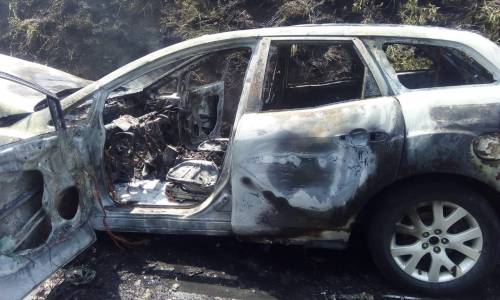 El auto fue consumido por las llamas (Foto: PNC)