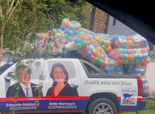 Vehículo que promociona a los candidatos del partido de gobierno transporta varias bolsas llenas de pelotas plásticas. (Foto: Redes sociales)