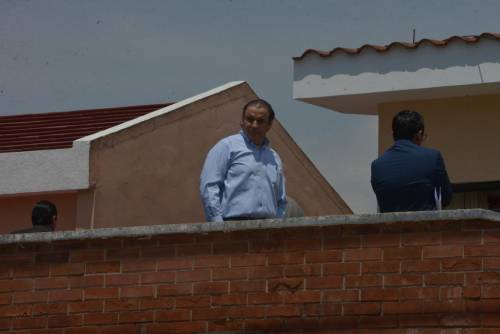 Roberto Barreda en la terraza del segundo nivel donde se supone que Cristina Siekavizza pidió auxilio la noche en que habría sido asesinada. (Foto: Jesús Alfonso/Soy502) 
