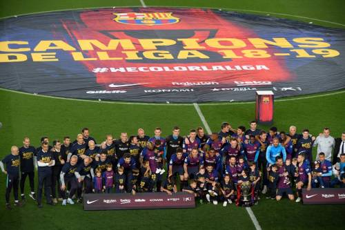 Los jugadores posaron junto a la copa tras proclamarse campeones. (Foto: AFP)