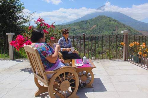 Una buena taza de café, una charla amena y los volcanes rodeando el panorama encantan a los visitantes. (Foto: Fredy Hernández/Soy502)
