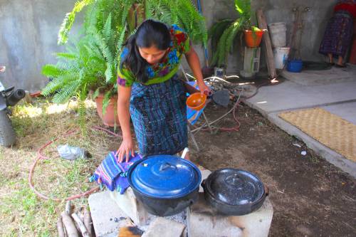 Dentro de la experiencias con el grupo de mujeres es conocer el proceso de preparación del Pepián, la comida tradicional para las festividades. (Foto: Fredy Hernández/Soy502)