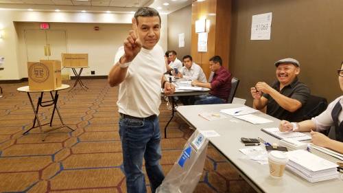 El hombre espera que muchos guatemaltecos lleguen a los centros de votación tanto en el extranjero como en Guatemala. (Foto: Cortesía Gerson Miranda)