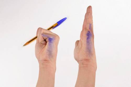 Los zurdos se manchan la mano al escribir. (Foto: Disup.com)