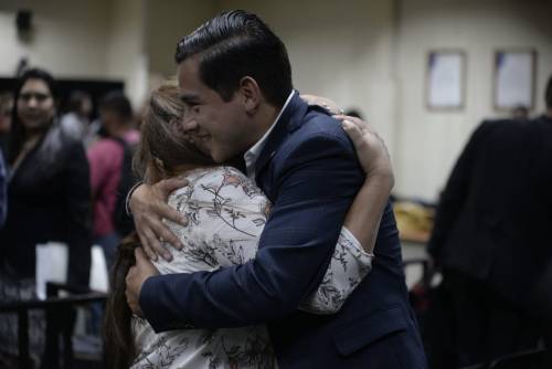 José Manuel Morales abrazó a su exsuegra, Abdy Estrada, tras finalizar el juicio en contra de ambos. (Foto: Wilder López/Soy502)