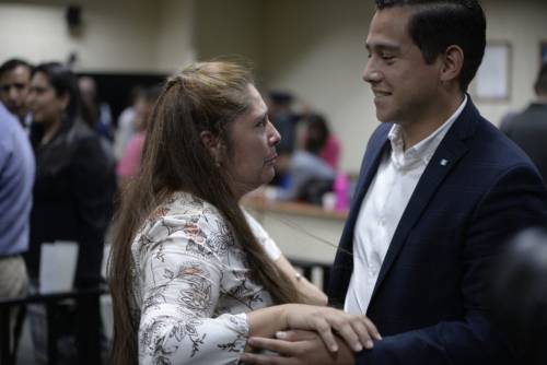 José Manuel Morales se abraza con Abdy Estrada luego de escuchar la sentencia que los declaró inocentes. (Foto: Wilder López/Soy502) 