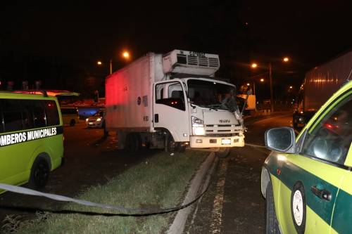 El accidente fue protagonizado por un pequeño camión de carga y un carro particular. (Foto: Bomberos Municipales) 