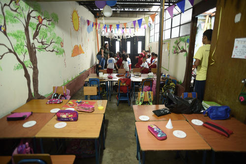 Valerie canta con los pequeños de kinder (Foto: Wilder López/Soy502)