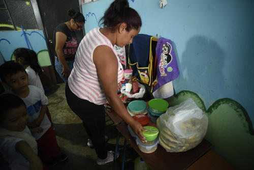 Las madres deben preparar la comida, pero no tienen cocina ni utensilios (Foto: Wilder López/Soy502)