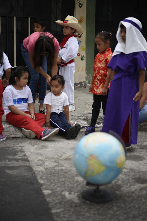 La directora les enseña sobre distintas culturas a los niños de seis años (Foto: Wilder López/Soy502)