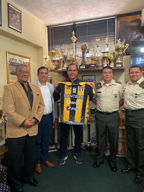 Dwight Pezzarossi posa con la camisola de Aurora FC junto a algunos directivos del club. (Foto: Twitter)