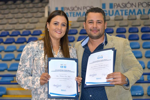 Juan Ramón Shaeffer (skeet) y Waleska Soto (foso olímpico) con su reconocimiento. (Foto: Rudy Martínez/Soy502)