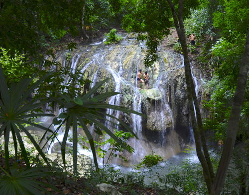 La finca El Paraíso en la ruta a El Estor cuenta con una cascada que une la caída de aguas termales con la corriente de un río de agua fría. (Foto: Fredy Hernández/Soy502)