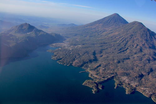 La cuenca del lago Atitlán también es otro de los destinos con gran presencia de visitantes durante esta temporada. (Foto: Fredy Hernández/Soy502)