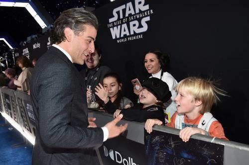 Oscar Isaac atendió a todos sus fanas. (Foto: AFP) 