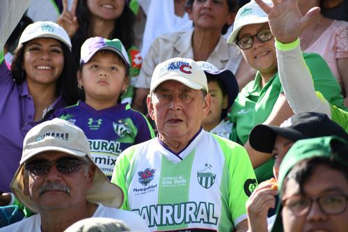 Los aficionados de todas las edades se han hecho presentes al estadio Pensativo. (Foto: Rudy Martínez/Soy502)
