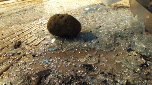 Esta fue una de las piedras usada para destruir los anuncios en el Transmetro. 