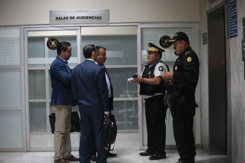 El director de la PNC, Carlos Tohom y asesores jurídicos de la PNC acudieron a tribunales para lograr la liberación del agente. (Foto: PNC).
