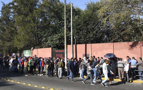 Los aficionados de Municipal hicieron largas filas para poder comprar su boleto. (Foto: Cortesía)