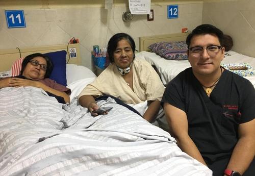 El doctor Henry Javier Velásquez Moreno junto a pacientes del Hospital del IGSS de la zona 9 donde estuvo de turno el pasado 24 de diciembre. (Foto: IGSS) 