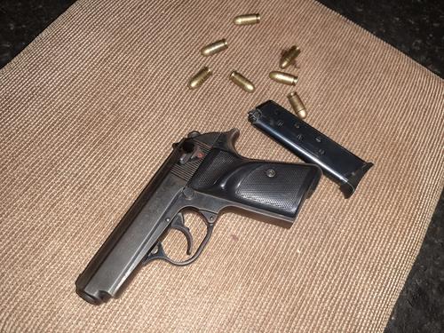 El arma que portaba alias "El Mercenario". (Foto: PNC) 