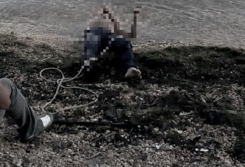Socorristas debieron utilizar cuerdas para rescatar el cuerpo del agricultor. (Foto: Redes sociales)