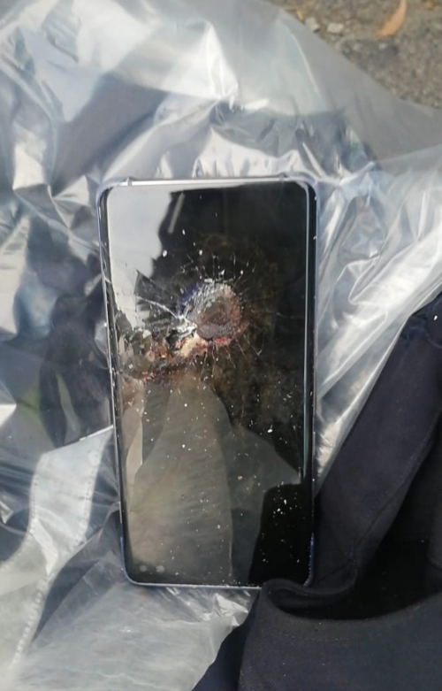 Vista del celular que fue impactado con una bala. (Foto: redes sociales) 