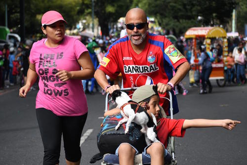 Un aficionado de Municipal corrió junto a su familia. (Foto: Rudy Martínez/Soy502)
