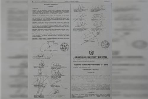 El Acuerdo Gubernativo firmado por los Ministros de Estado. (Foto: Wilder López/Soy502) 