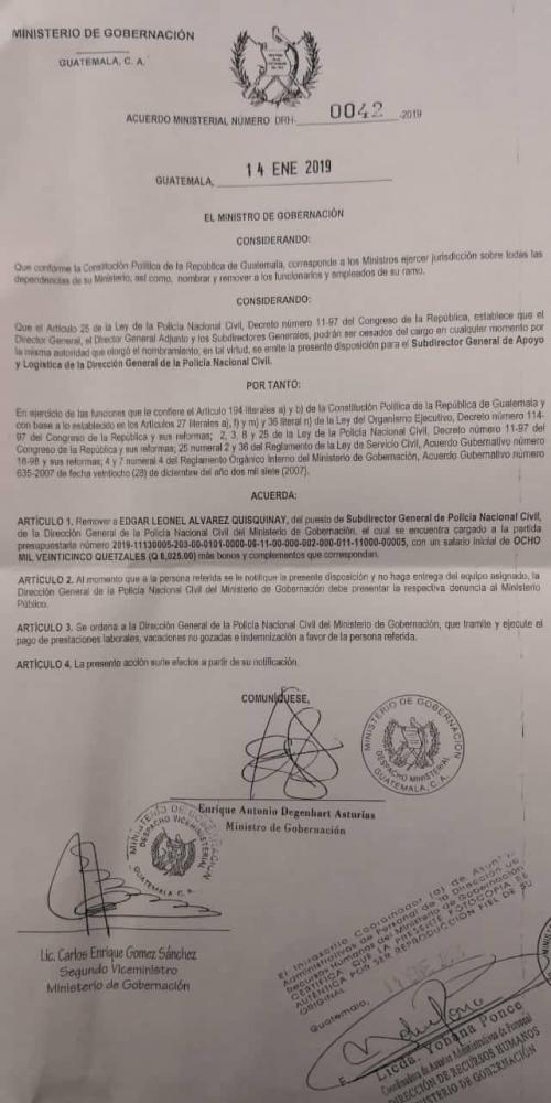 Acuerdo Ministerial en el que se ordena la destitución de Édgar Leonel Álvarez Quisquinay. (Foto: Soy502)