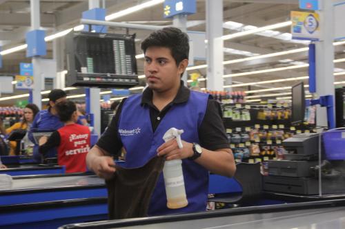 Antes de empezar su turno, Carlos limpia la caja asignada y así cumplir un día más de trabajo. (Foto: Fredy Hernández/Soy502)