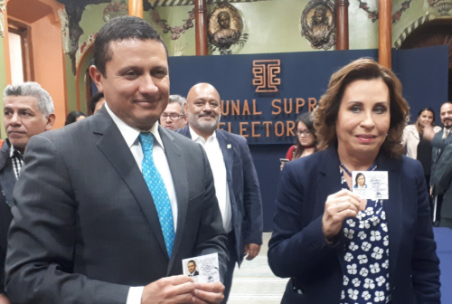 Sandra Torres y Carlos Raúl Morales recibieron las credenciales por parte del TSE. (Foto: Redes Sociales)